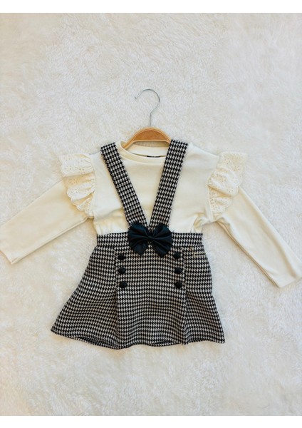 Ekose Askılı Kız Çocuk Elbise Takımı – Dantelli Fırfır Kollu Bluz ve Fiyonk Detaylı Elbise