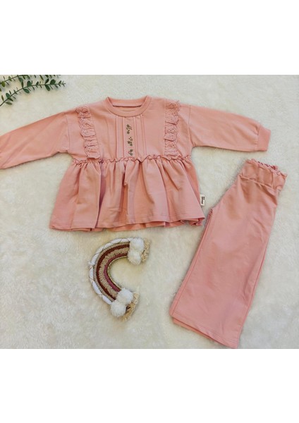 Dantel Fırfır Detaylı Kız Çocuk 2’li Takım – Nakışlı Sweatshirt ve Rahat Pantolon