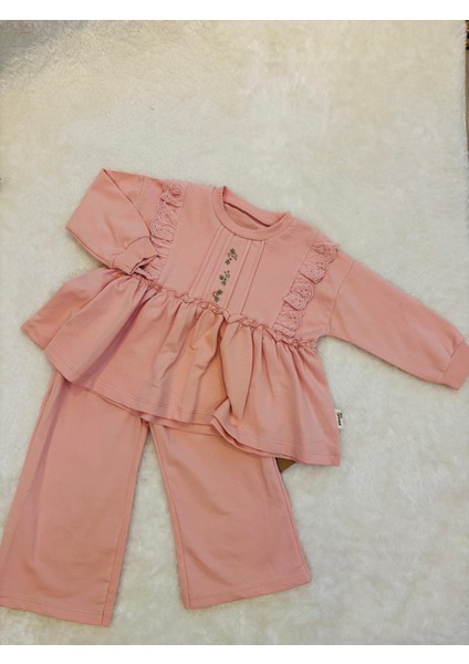 Dantel Fırfır Detaylı Kız Çocuk 2’li Takım – Nakışlı Sweatshirt ve Rahat Pantolon modelleri