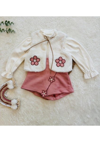 Çiçek Aplikeli Kız Çocuk 3’lü Takım – Peluş Yelek, Uzun Kollu Bluz ve Etekli Şort Kombini modelleri