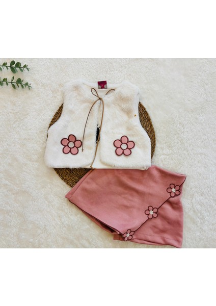 Çiçek Aplikeli Kız Çocuk 3’lü Takım – Peluş Yelek, Uzun Kollu Bluz ve Etekli Şort Kombini fırsatları