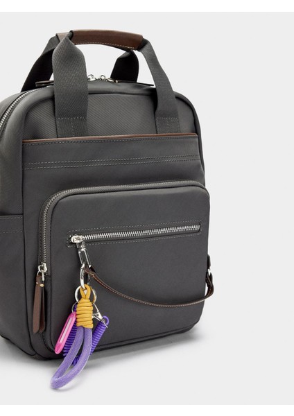 Teknik Kumaş Charm'lı Sırt Çantası