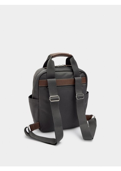 Teknik Kumaş Charm'lı Sırt Çantası modelleri