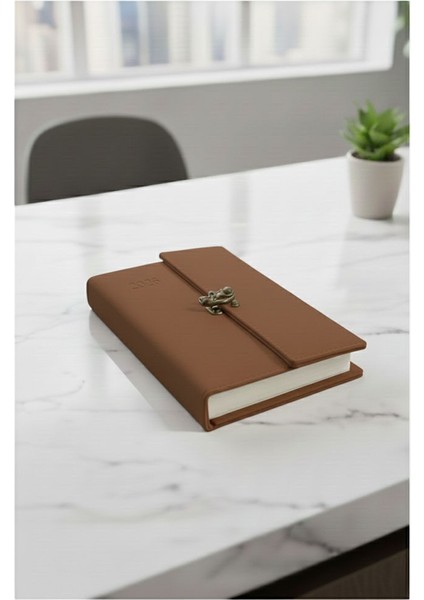A5 2026 Kilitli Ajanda 168 Yaprak Suni Deri Kapaklı Günlük Ajanda Ayraçlı Planlayıcı Ajanda 15X21CM Kahverengi