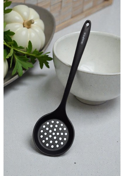 Sert Uçlu 33 cm Isıya Dayanıklı Silikon Kevgir – Yapışmaz, Yanmaz, Tencere Dostu