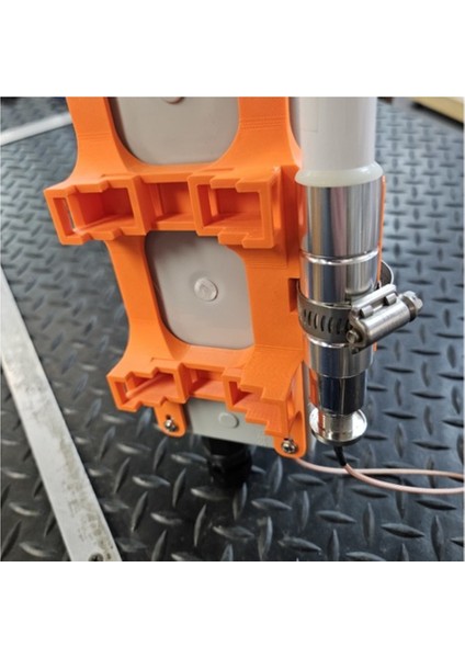 7 9 Anten Braketi ile Muhafaza Montajı