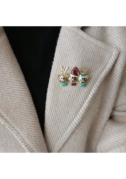 Üçlü Yeni Yıl Kedisi Broş-Gold Renk Üç Kedi Figürlü Yılbaşı Broşu, Noel Baba Şapkalı ve Geyik Boynuzlu Sevimli Yaka Iğnesi