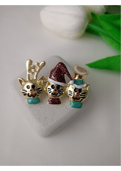 Üçlü Yeni Yıl Kedisi Broş-Gold Renk Üç Kedi Figürlü Yılbaşı Broşu, Noel Baba Şapkalı ve Geyik Boynuzlu Sevimli Yaka Iğnesi fiyatları
