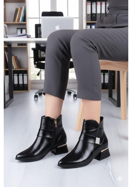 358-701 Toka Detaylı Burnu Sivri 3 cm Kalın Topuk Fermuarlı Kadın Bot