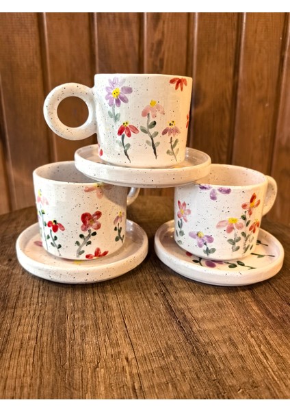 El Yapımı Çiçek Desenli 120 ml Seramik Kulplu Fincan & Tabak Seti – Beyaz Üzerine Renkli Çiçek Motifli, Şık Kahve Sunum Seti