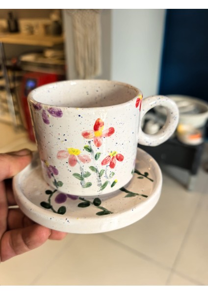 El Yapımı Çiçek Desenli 120 ml Seramik Kulplu Fincan & Tabak Seti – Beyaz Üzerine Renkli Çiçek Motifli, Şık Kahve Sunum Seti fiyatları