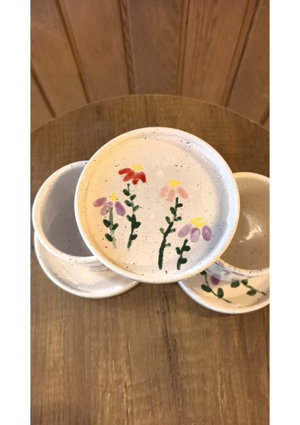 El Yapımı Çiçek Desenli 120 ml Seramik Kulplu Fincan & Tabak Seti – Beyaz Üzerine Renkli Çiçek Motifli, Şık Kahve Sunum Seti modelleri