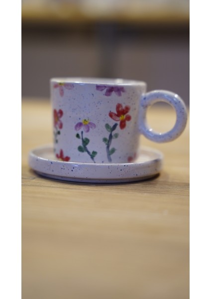 El Yapımı Çiçek Desenli 120 ml Seramik Kulplu Fincan & Tabak Seti – Beyaz Üzerine Renkli Çiçek Motifli, Şık Kahve Sunum Seti fırsatları