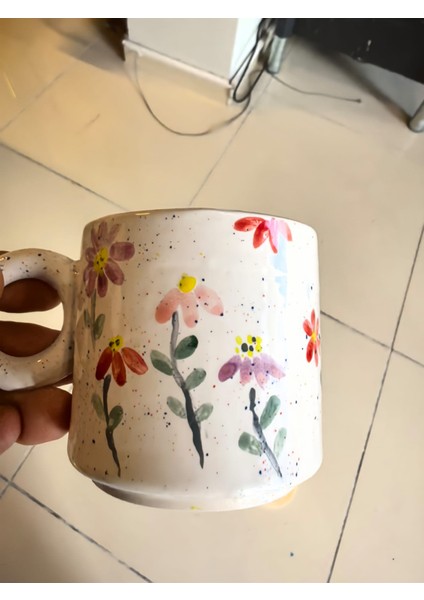 El Yapımı Çiçek Desenli 120 ml Seramik Kulplu Fincan & Tabak Seti – Beyaz Üzerine Renkli Çiçek Motifli, Şık Kahve Sunum Seti indirimleri