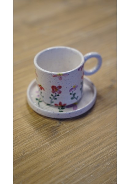 El Yapımı Çiçek Desenli 120 ml Seramik Kulplu Fincan & Tabak Seti – Beyaz Üzerine Renkli Çiçek Motifli, Şık Kahve Sunum Seti