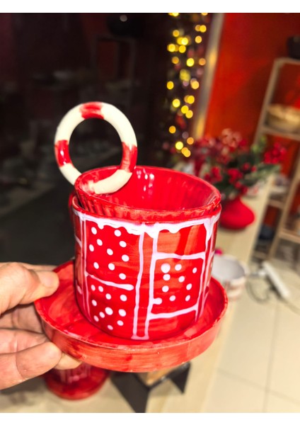 Yılbaşı Özel Tasarım 3 Parça Seramik Kupa Seti – 220 ml Kırmızı Üzerine Beyaz Kar Desenli, Süzgeç Aparatlı Kulplu Bitki Çayı Kupası