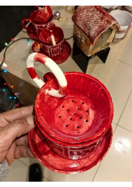Yılbaşı Özel Tasarım 3 Parça Seramik Kupa Seti – 220 ml Kırmızı Üzerine Beyaz Kar Desenli, Süzgeç Aparatlı Kulplu Bitki Çayı Kupası fiyatları