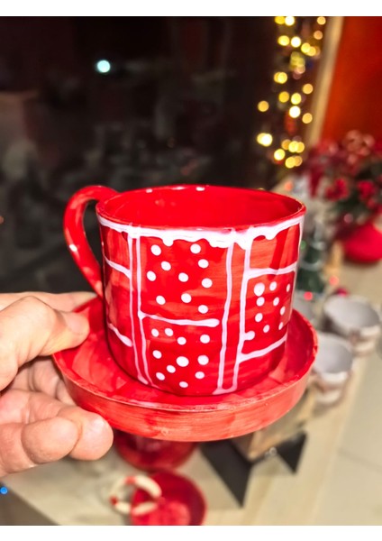 Yılbaşı Özel Tasarım 3 Parça Seramik Kupa Seti – 220 ml Kırmızı Üzerine Beyaz Kar Desenli, Süzgeç Aparatlı Kulplu Bitki Çayı Kupası modelleri