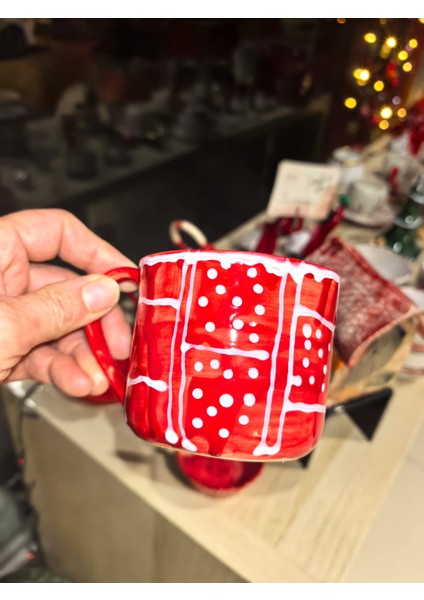 Yılbaşı Özel Tasarım 3 Parça Seramik Kupa Seti – 220 ml Kırmızı Üzerine Beyaz Kar Desenli, Süzgeç Aparatlı Kulplu Bitki Çayı Kupası fırsatları