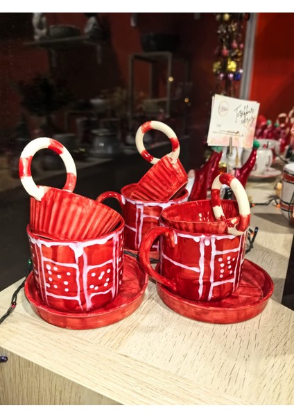 Yılbaşı Özel Tasarım 3 Parça Seramik Kupa Seti – 220 ml Kırmızı Üzerine Beyaz Kar Desenli, Süzgeç Aparatlı Kulplu Bitki Çayı Kupası indirimleri