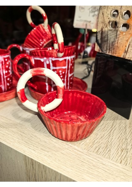 Yılbaşı Özel Tasarım 3 Parça Seramik Kupa Seti – 220 ml Kırmızı Üzerine Beyaz Kar Desenli, Süzgeç Aparatlı Kulplu Bitki Çayı Kupası