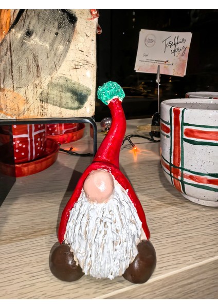 El Yapımı Yılbaşı Cücesi – 8 cm Kırmızı Şapkalı Seramik Yeni Yıl Dekoru | Noel Cücesi Figürü