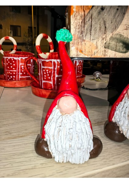 El Yapımı Yılbaşı Cücesi – 8 cm Kırmızı Şapkalı Seramik Yeni Yıl Dekoru | Noel Cücesi Figürü fiyatları