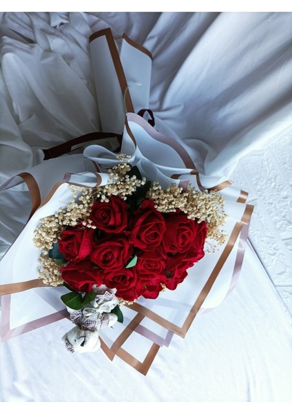 Rüya Gibi Yapay Gül Buketi ile Sevgililer Günü Kutlaması fiyatları