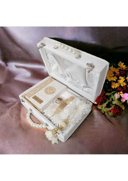 Beyaz Çeyizlik Çanta, Gelin Bohçası ve Kuranı Kerim Için Şık Tasarım