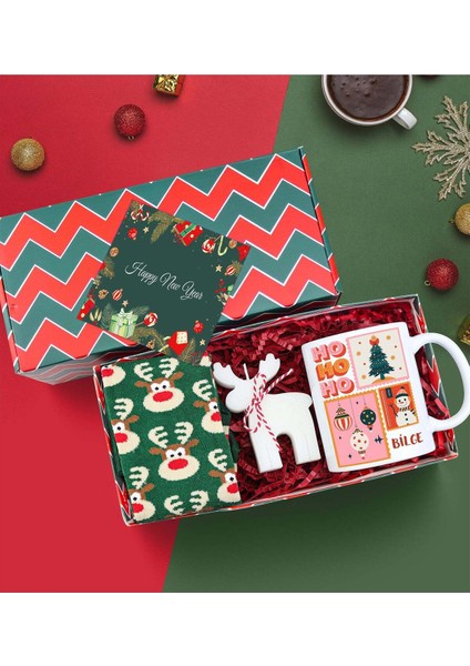Renkli Baskılı Kupa, Geyikli Mum ve Yılbaşı Çorabı Hediye Seti