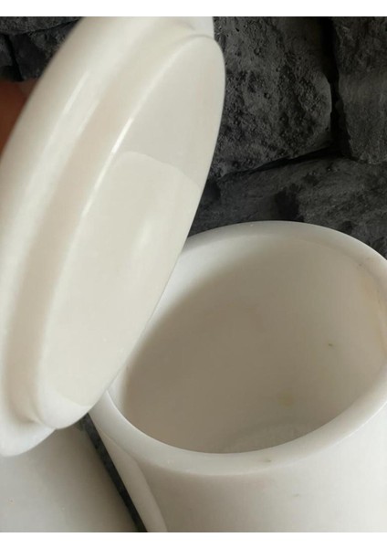 Şık Beyaz Mermer Çöp Kovası ve Fırçalık Seti, Kulplu, Estetik Tasarım