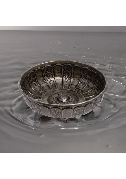 Siyah Eskitme Hamam Tası Motifli Metal Ürün Şık ve Dayanıklı Tasarım