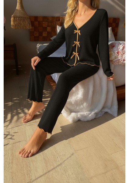 Kadın Siyah Fiyonklu Iç Çamaşırı ve Uzun Kollu V Yaka Pijama Takımı 4'lü Set indirimleri