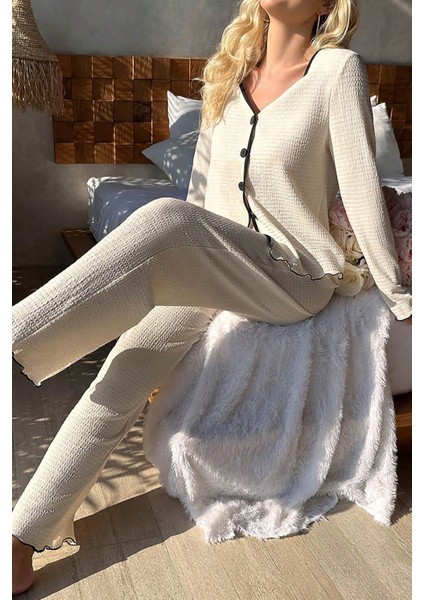 Kadın Beyaz Örme Kumaş V Yaka Düğmeli Rahat Şık Pijama Takımı fırsatları