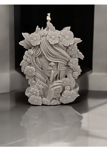 Çiçekli Sessizlik Kadın Soya Mum – El Yapımı Dekoratif Tasarım (17 Cm)