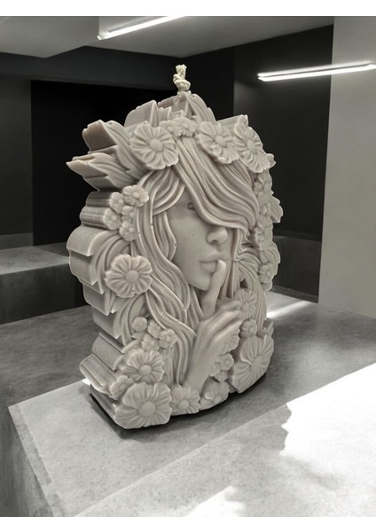 Çiçekli Sessizlik Kadın Soya Mum – El Yapımı Dekoratif Tasarım (17 Cm) fiyatları