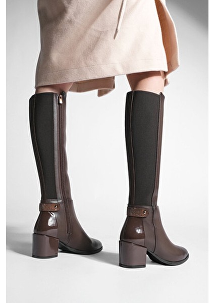 Kadın Fermuarlı Topuklu Çizme Fabes Kahve Suni Deri Orta Kalın Topuk ile Şık Tasarım