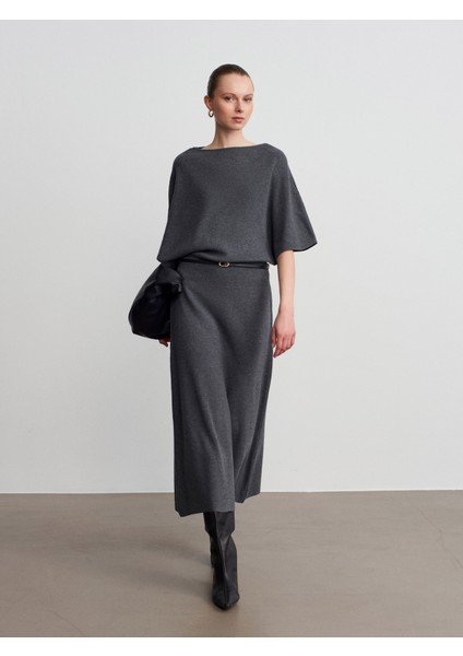 90266 Yün Karışımlı Kayık Yaka Kemerli Triko Elbise-Füme M.