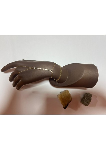 Gold Taşlı Ok Ucu Şahmeran Bileklik – Ince Zincir Modern Tasarım