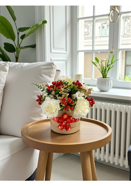 Yapay Çiçek Aranjmanı Yılbaşı Kokinalar & Krem Güller 30 cm Masa Üstü Dekor Hediye Çiçek Silindir Kutu fırsatları