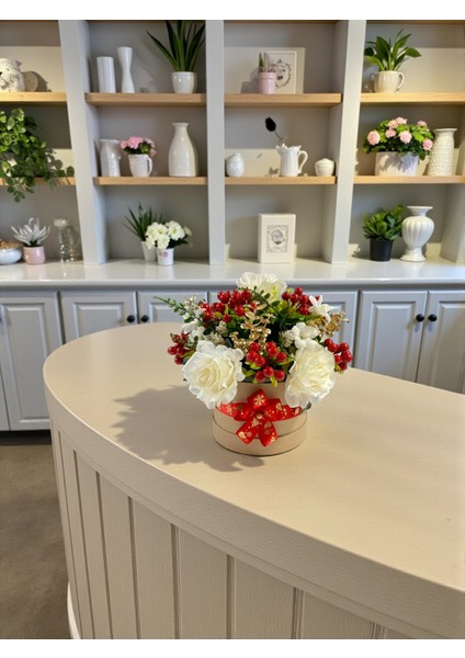 Yapay Çiçek Aranjmanı Yılbaşı Kokinalar & Krem Güller 30 cm Masa Üstü Dekor Hediye Çiçek Silindir Kutu indirimleri