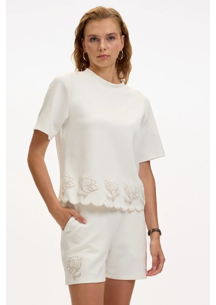 Çiçek Nakışlı Cepli Beyaz Şort