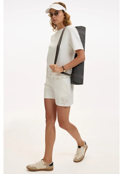 Çiçek Nakışlı Cepli Beyaz Şort fiyatları