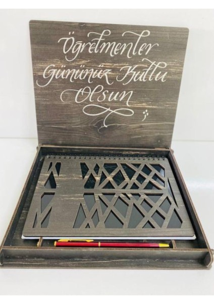 Öğretmenler Gününe Özel Tasarımlı Ahşap Defter ve Kalem Kutusu Seti