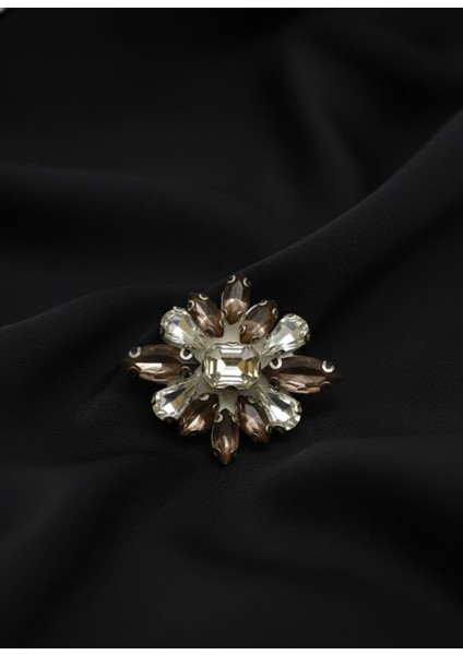 Kahverengi ve Kristal Taşlı Çiçek Desenli Zarif Broş