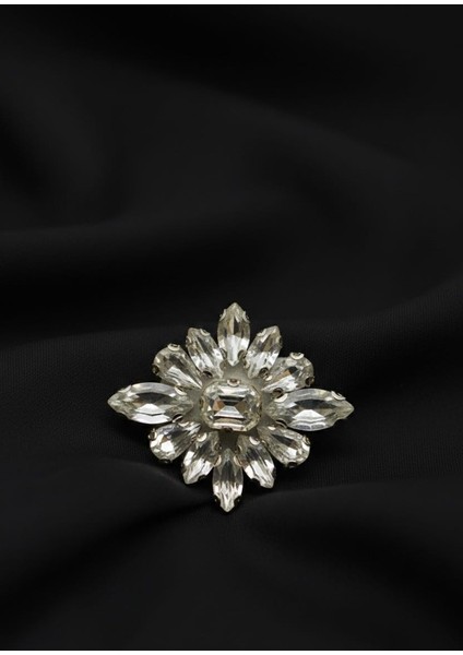 Beyaz ve Kristal Taşlı Çiçek Desenli Zarif Broş