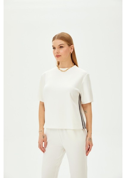 Bisiklet Yaka Kısa Kollu Şerit Detaylı Örme Tişört fiyatları