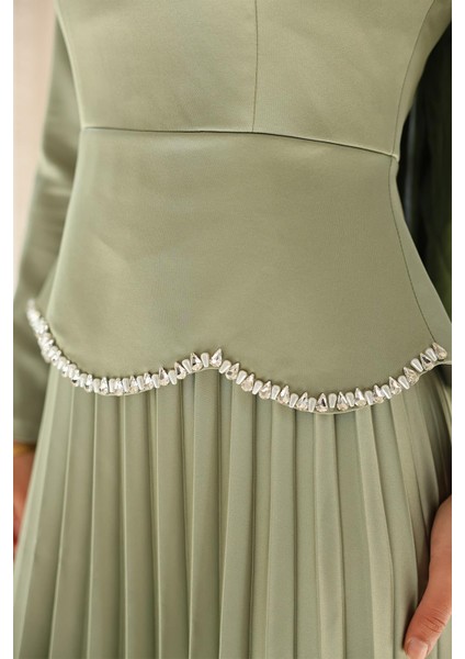 Taş ve Inci Detaylı Piliseli Saten Tesettür Abiye Elbise Açık Yeşil 1682