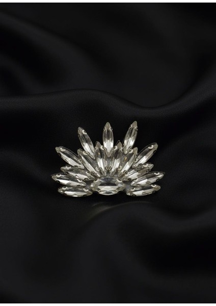 Bros Beyaz Taç Yaprağı Parlak Taşlı Broş