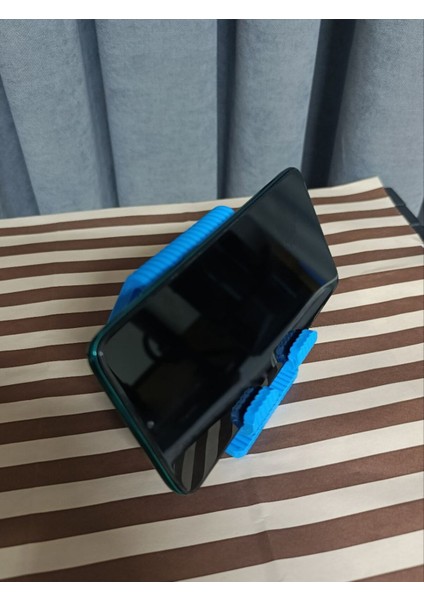 Pratik ve Şık Mavi Telefon Tutucu ile Güvenle Kullanım